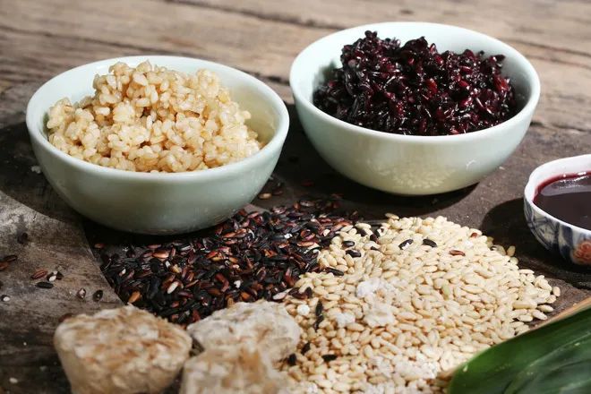 Rượu Nếp Cẩm Được Làm Từ Gạo Nếp Cẩm Và Men Rượu - Ảnh 2