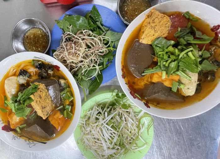 Không gian ấm cúng và mộc mạc tại Bún Riêu Cua Ốc 66