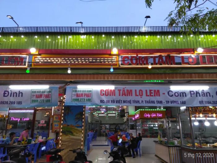 Không gian nhộn nhịp tại Cơm Tấm Lọ Lem