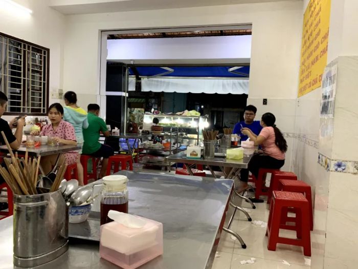Không gian ấm cúng và món ngon tại Bún bò Huế 33