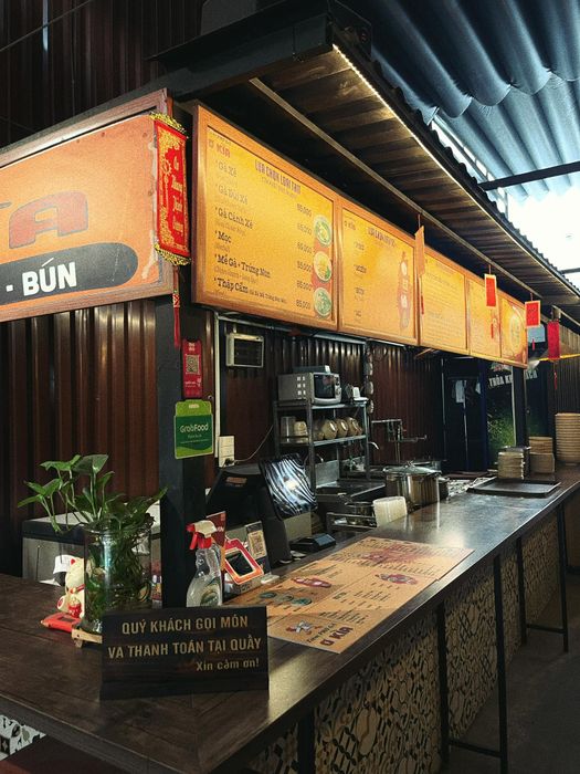 Không gian ấm cúng tại quán Phở Gà Ơ Kìa