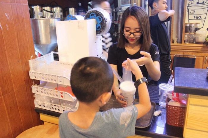 GGem tea ảnh 2 - không gian ấm cúng với tông màu tươi sáng và những ly trà sữa trình bày đẹp mắt