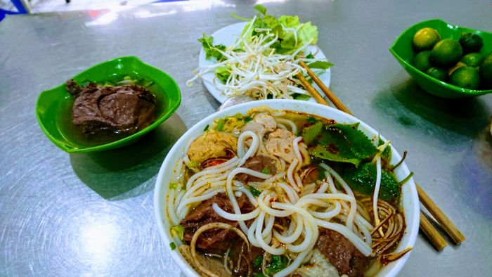 Không gian ấm cúng và tô bún đậm đà tại quán Nhật Tân