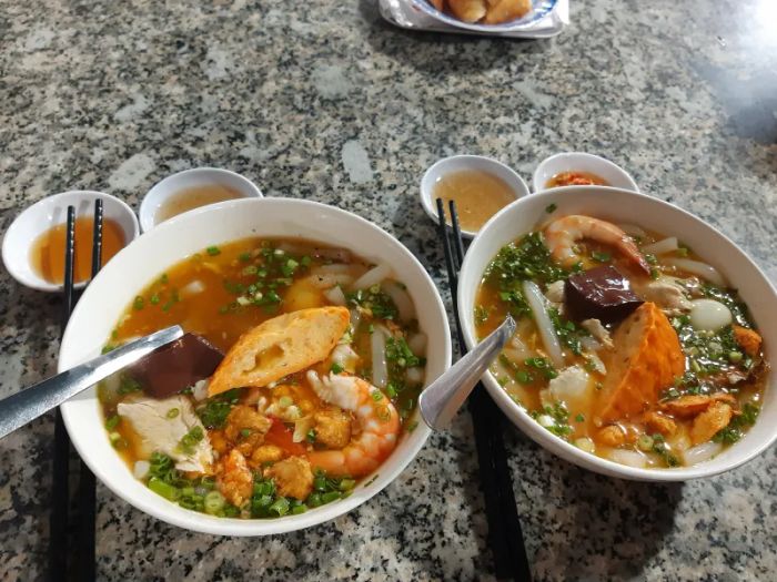 Hình ảnh tô bánh canh cua đầy ắp nguyên liệu tại quán Cô Đào