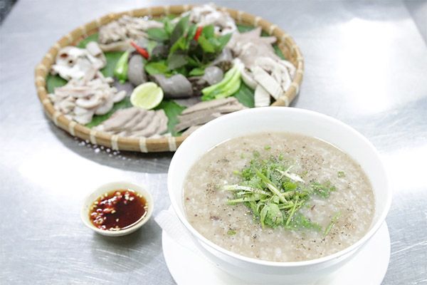 Không gian ấm cúng tại quán cháo lòng 144