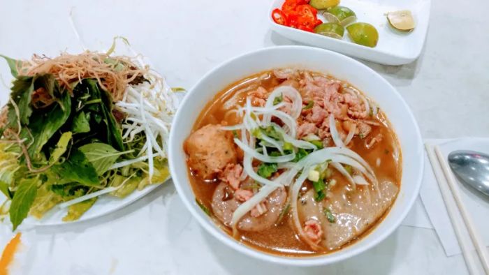Không gian ấm cúng và món ngon tại Sông Hương