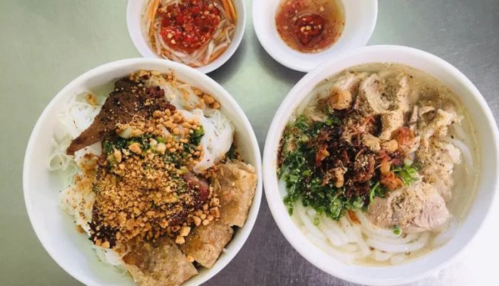 Ảnh 1: Tô bánh canh Ngọc Hạnh bốc khói nghi ngút với những viên bò viên to tròn hấp dẫn