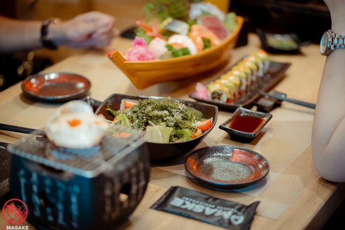 Không gian ấm cúng và món ngon đặc trưng tại Omaske Sushi Restaurant