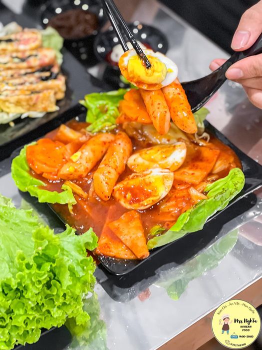 Không gian ấm cúng và món ngon đặc trưng tại Mrs. Nghĩa Korean Food