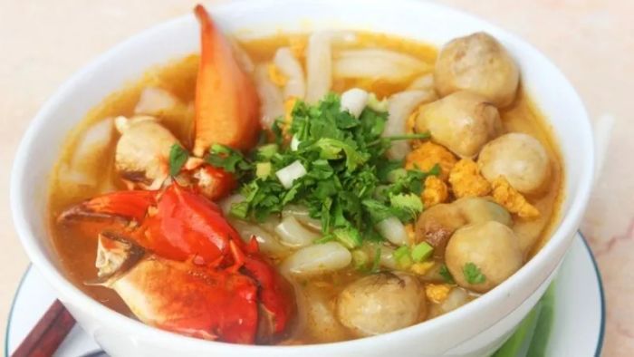 Ảnh 2: Không gian sang trọng tại quán với tô bánh canh bốc khói nghi ngút