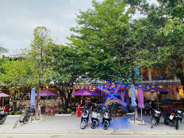 Khu vườn thơ mộng tại Cối Xay Gió Coffee