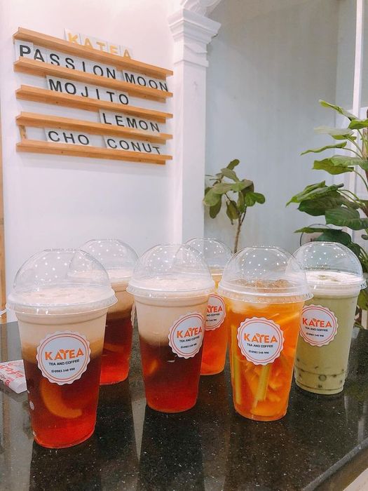 KA TEA Bắc Ninh ảnh 2 - góc hình 'sống ảo triệu like' với background độc đáo và những món đồ uống trình bày đẹp mắt.