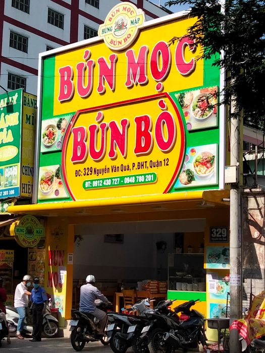Hình ảnh tô bún bò Huế đầy đặn với nhiều topping tại Bún Bò Hùng Mập