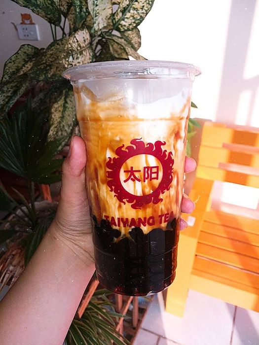 TaiYang Tea ảnh 1 - góc check-in sống động với những ly trà sữa nhiều màu sắc và không gian vui nhộn đầy năng lượng