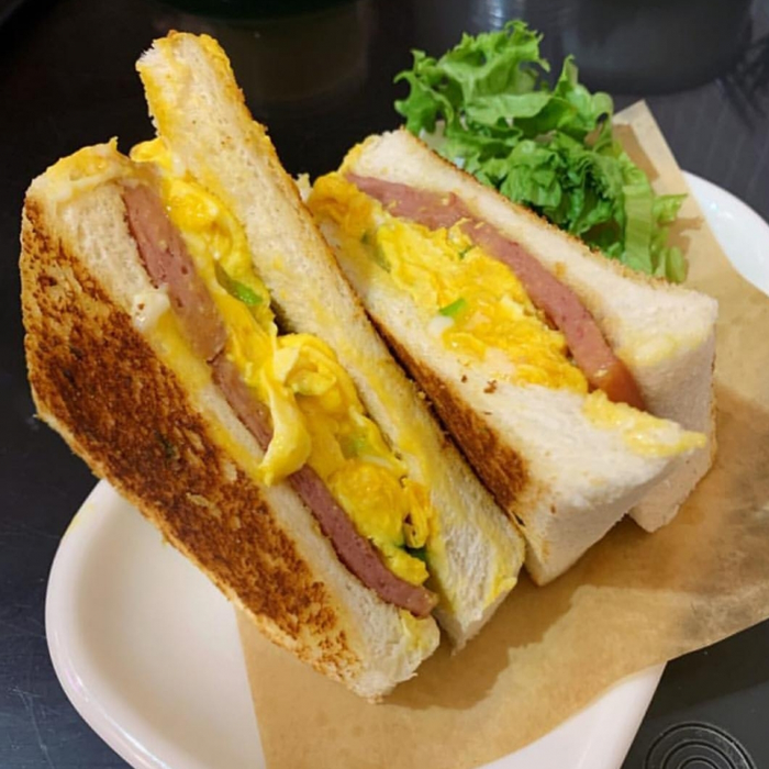 Hình ảnh không gian hiện đại và các loại bánh mì đặc trưng