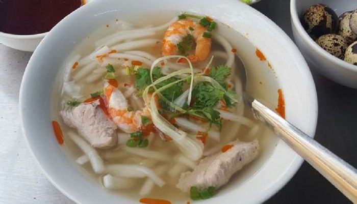 Tô bánh canh Bà Đợi vàng ươm với đầy đủ nguyên liệu
