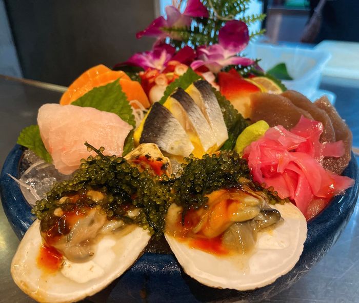 Set sashimi cao cấp với nguyên liệu tươi sống tại Taiyo Sushi Restaurant