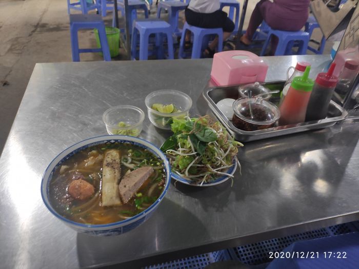 Hình ảnh không gian ấm cúng và món ăn hấp dẫn tại Bún Bò Huế Vĩ Dạ
