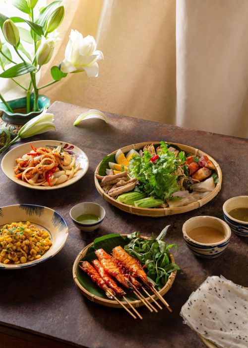Những món ăn truyền thống được trình bày tinh tế tại Nhà Tú