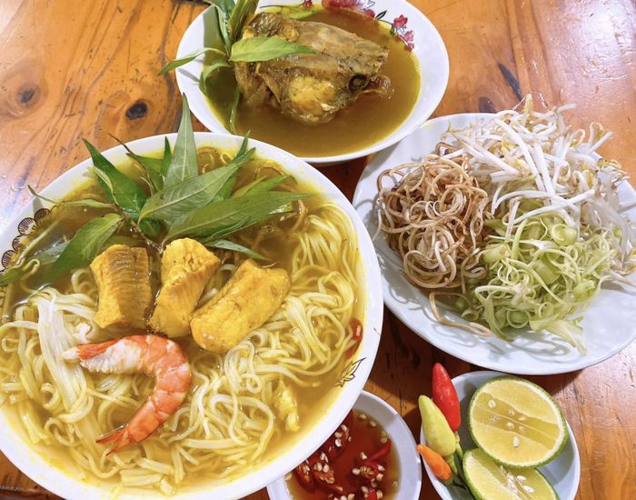 Hình ảnh tô bún cá Châu Đốc vàng ươm hấp dẫn