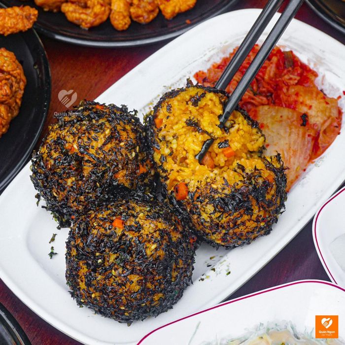 Hình ảnh không gian Choong Man Chicken - Ấm cúng và hiện đại