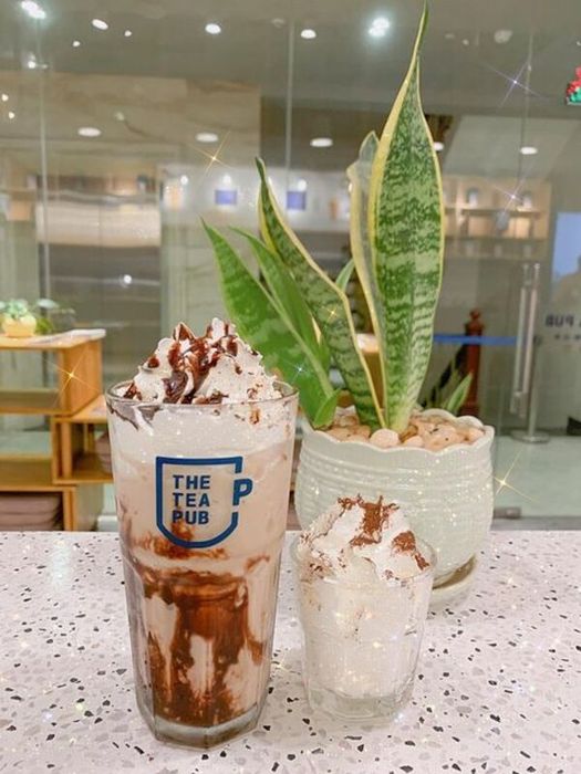 The Tea Pub Từ Sơn ảnh 2 - góc hình 'triệu like' với background độc đáo và những ly trà sữa trình bày nghệ thuật.