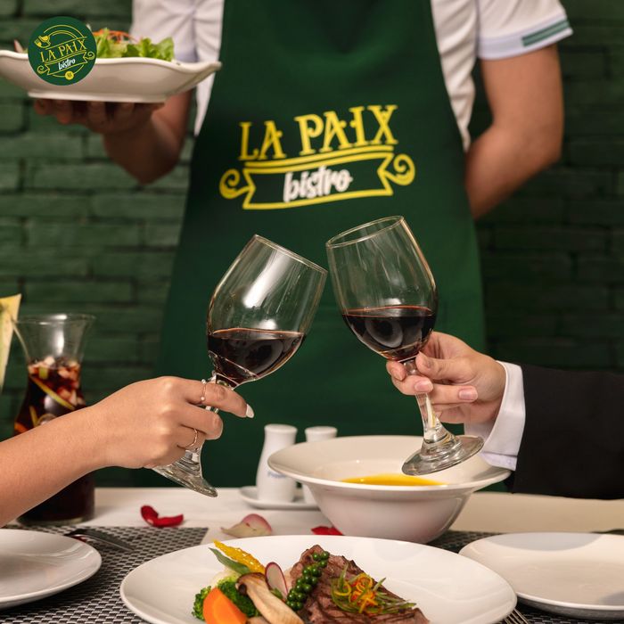 Không gian ấm cúng tại La Paix Bistro