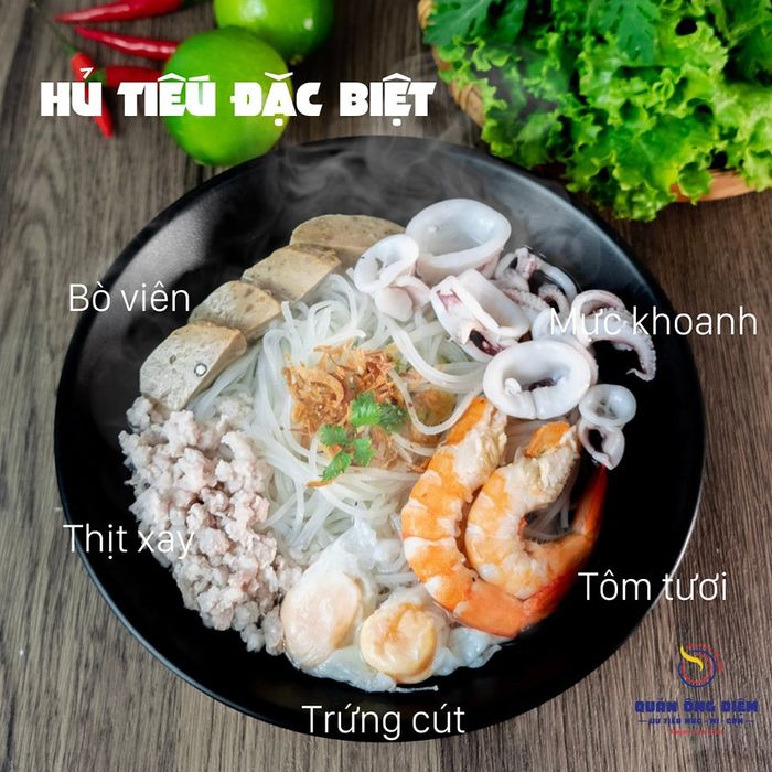 Hình ảnh tô hủ tiếu mực vàng ươm đặc trưng tại quán Ông Diệm