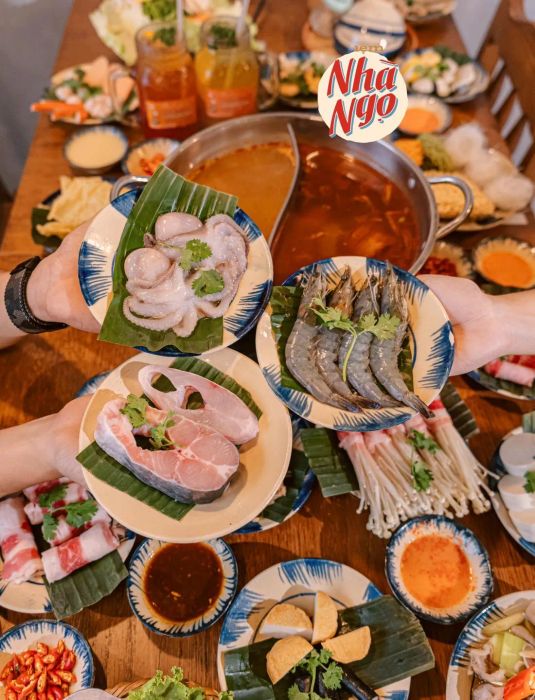 Lẩu hai ngăn với đồ nhúng tươi ngon, trọn vẹn hương vị tại Tiệm Nhà Ngọ.
