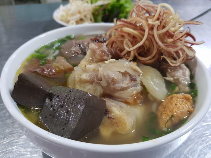 Tô bún bò Huế Nhật Tân bốc khói nghi ngút - sắc màu ẩm thực đầy mê hoặc