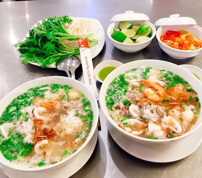 Hình ảnh tô hủ tiếu mực bốc khói nghi ngút
