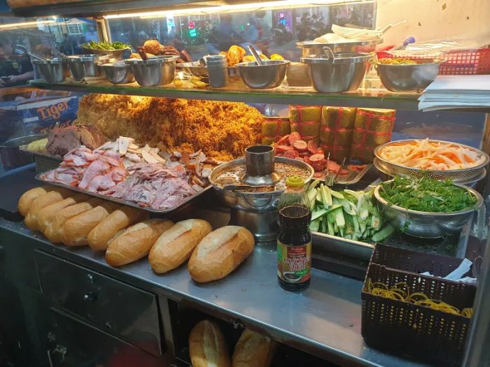 Hình ảnh những ổ bánh mì vàng giòn thơm phức tại quán