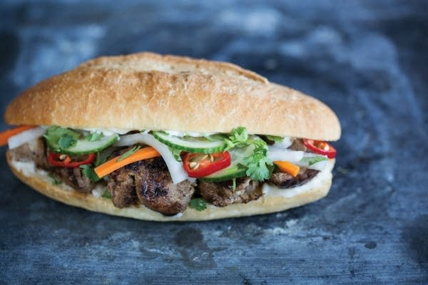 Hình ảnh cận cảnh bánh mì Hà Nội với lớp vỏ vàng ruộm giòn tan