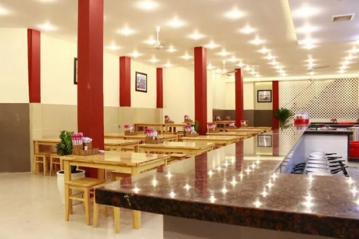 Hình ảnh tô hủ tiếu mực vàng ươm với sắc trắng tươi của mực, điểm xuyết rau thơm xanh mướt