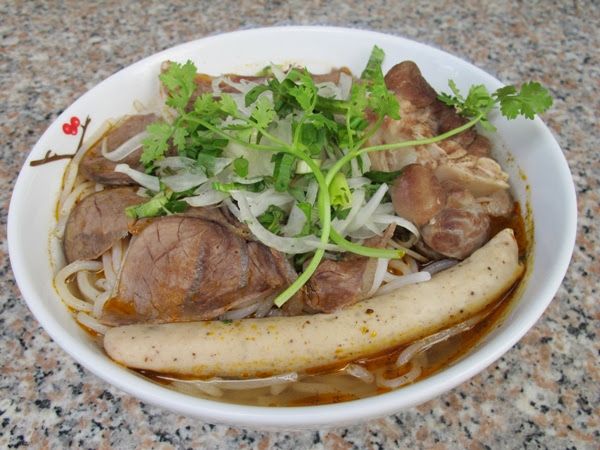 Không gian ấm cúng và tô bún đầy hấp dẫn tại Bảo Hạnh