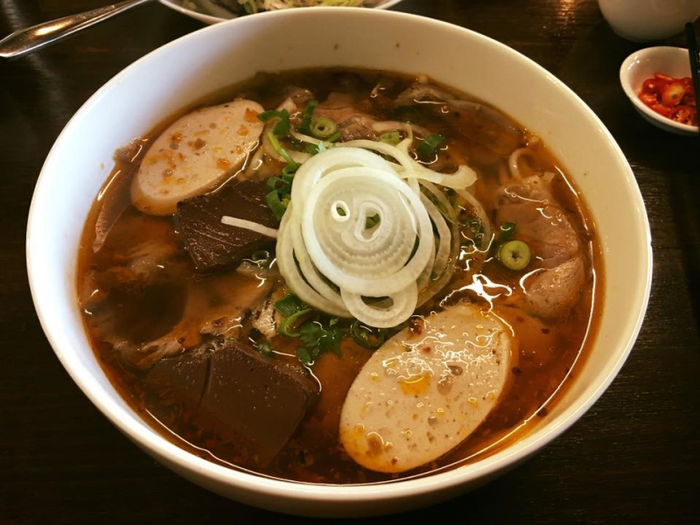 Hình ảnh tô bún bò Huế thơm ngon tại Bà Hai Huế