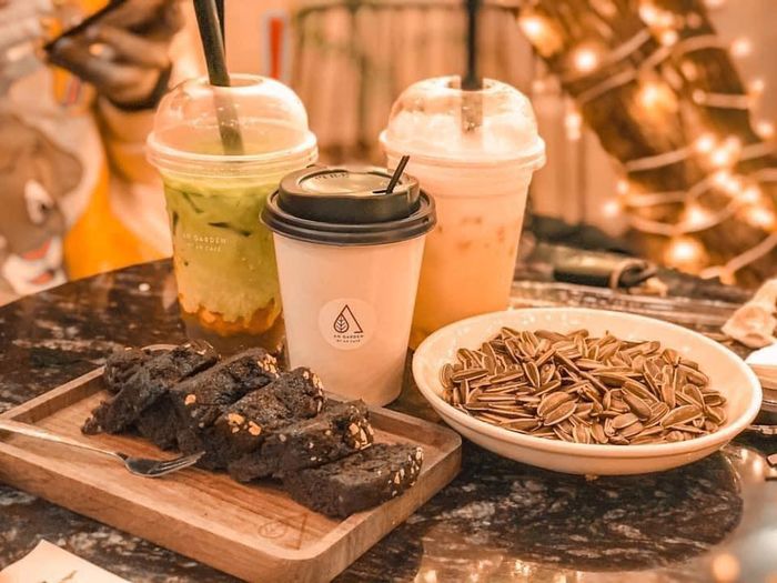 AN Garden by AN cafe ảnh 2 - góc hình check-in cực chất với ban công xanh mát và những ly đồ uống trình bày đẹp mắt