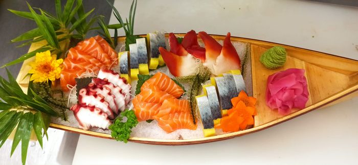 Những món sashimi tươi ngon trình bày nghệ thuật tại Hama Sushi