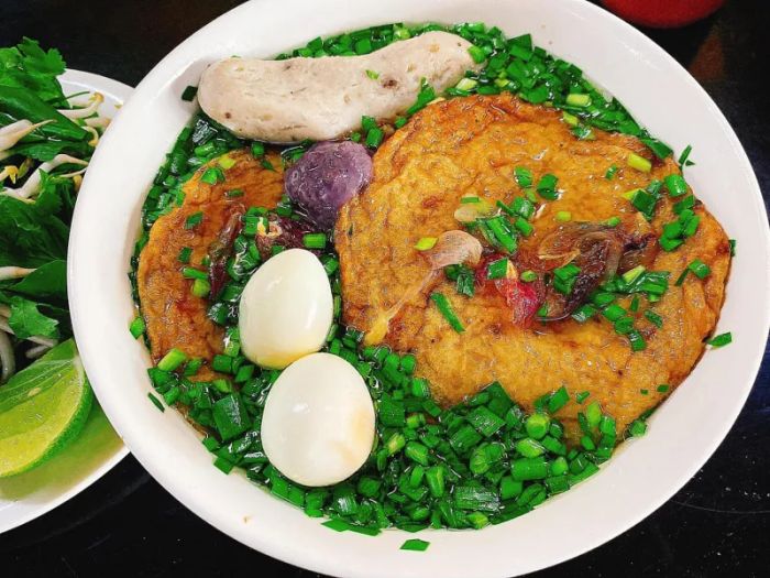 Không gian ấm cúng và món ngon đặc trưng tại Bánh Canh Chả Cá Má Thủy