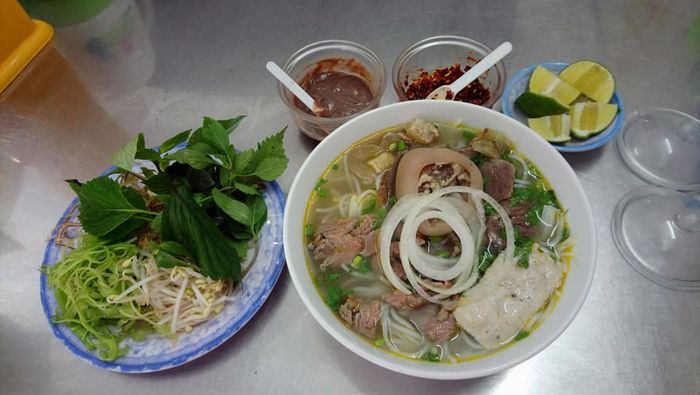 Hình ảnh bắt mắt về không gian ấm cúng tại Bún Bò Huế Nguyên Hương