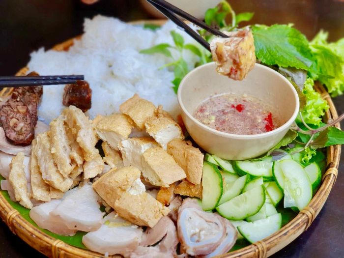 Không gian ấm cúng và mẹt bún đậu hấp dẫn tại Ẩm thực ĐẬU