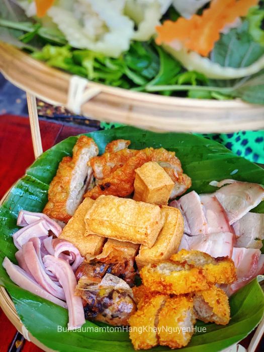 Hình ảnh mẹt bún đậu đầy đặn tại Hàng Khay