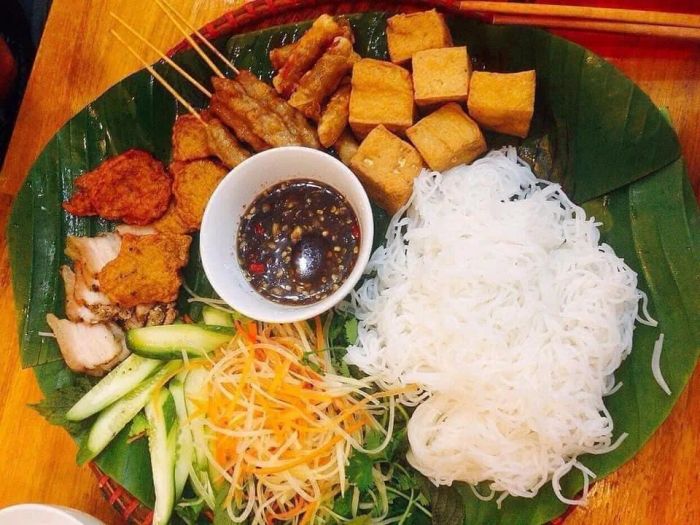 Hình ảnh mẹt bún đậu thập cẩm đầy màu sắc tại Cô Ba