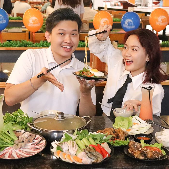 Không gian sang trọng và quầy buffet hấp dẫn tại Lẩu Bò Sài Gòn ViVu