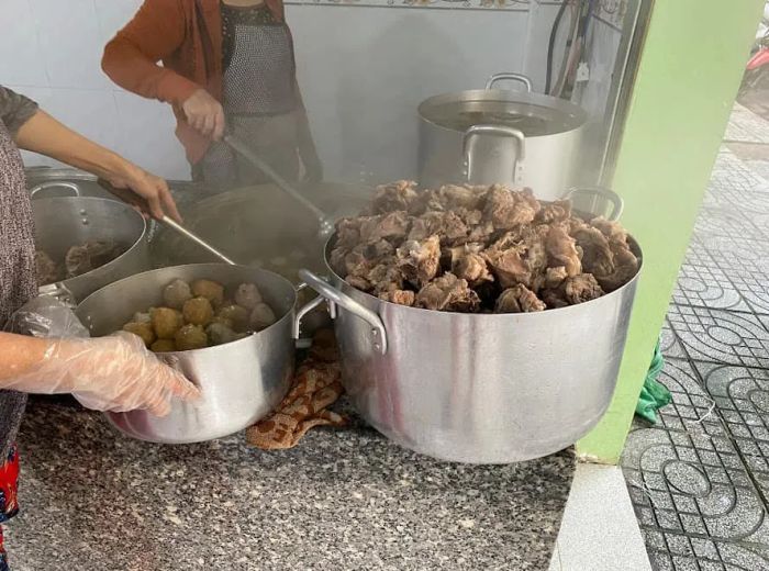 Hình ảnh tô bún Huế thơm ngon đậm chất miền Trung