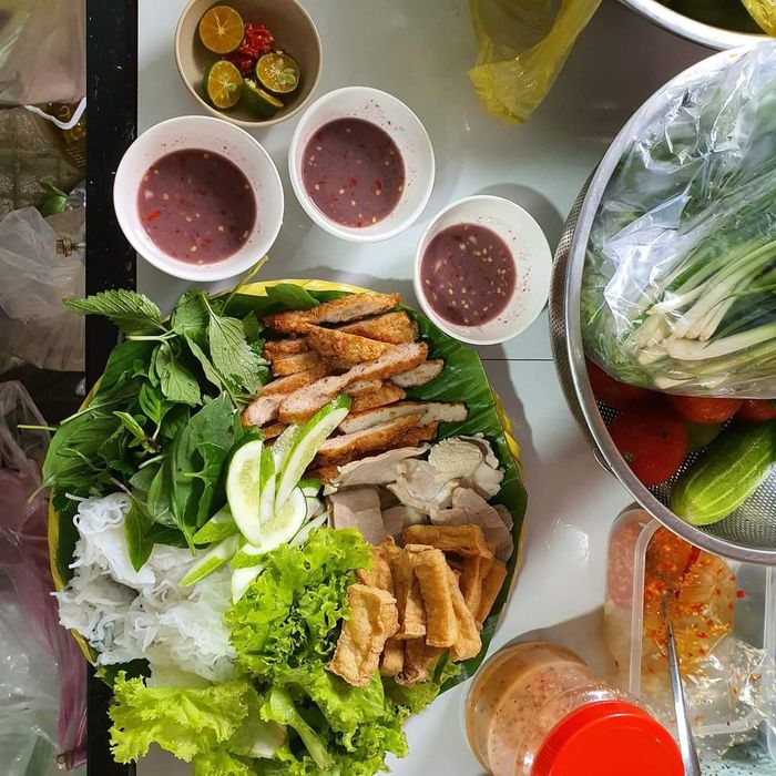 Mâm bún đậu thịnh soạn tại Bún Đậu Lẩu - Hẻm