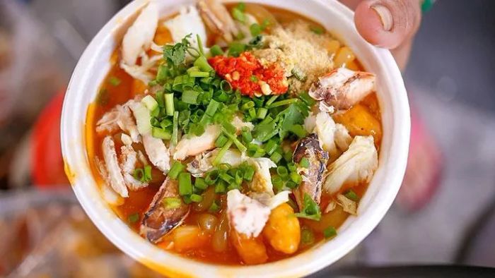 Ảnh 1: Tô bánh canh cua Nàng Cua với cua nguyên con vàng ươm cùng topping hấp dẫn