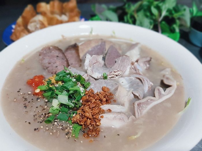 Tô cháo lòng thơm ngon đặc trưng tại quán Võ Thị Sáu