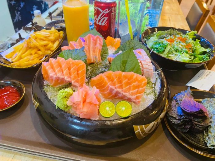 Sashimi tươi ngon tại nhà hàng - Nghệ thuật thưởng thức hải sản sống đẳng cấp qua góc nhìn ẩm thực.