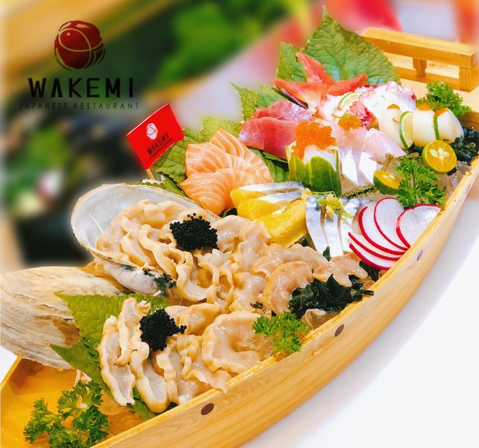 Những món sashimi tươi ngon trình bày nghệ thuật tại Wakemi Japanese Restaurant